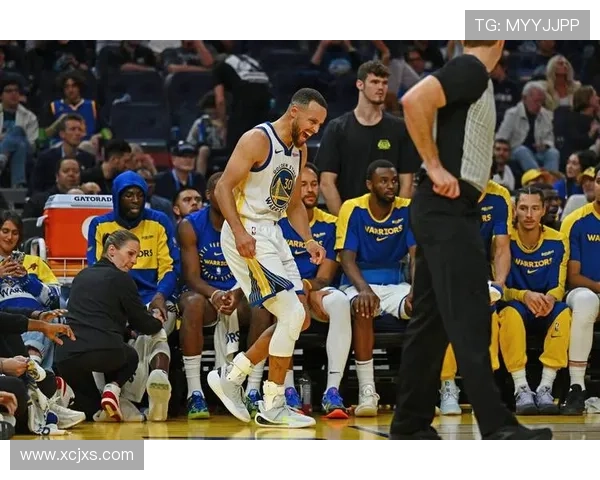 威金斯无球切入配合库里拉开防线较以往提升三分效率